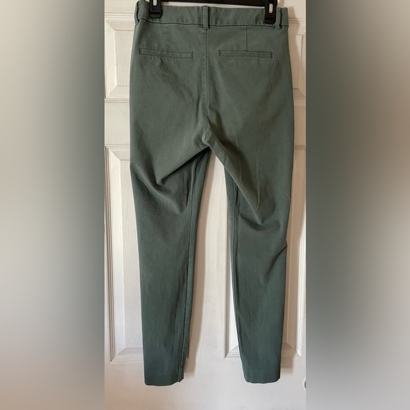 Old Navy High Waisted Pixie Pants - Picture 3 of 4